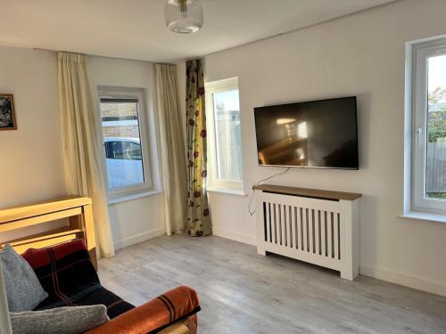Corstorphine Apartment | Self-contained ground level cottage with hill view