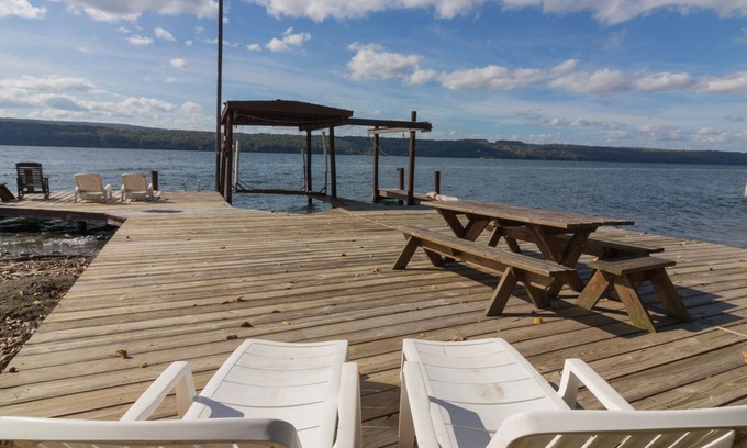 Valois Cottage | Seneca Sisters Lodge: Private escape with bonus lake cottage next to wineries