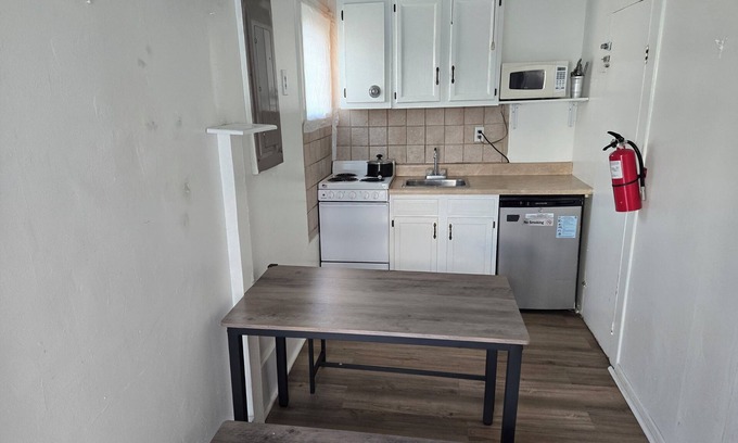 Wildwood Hotel | SeniorWeek, Soccer Team,Dance Team Hot Spot!! 18 to rent Sleeps 30!