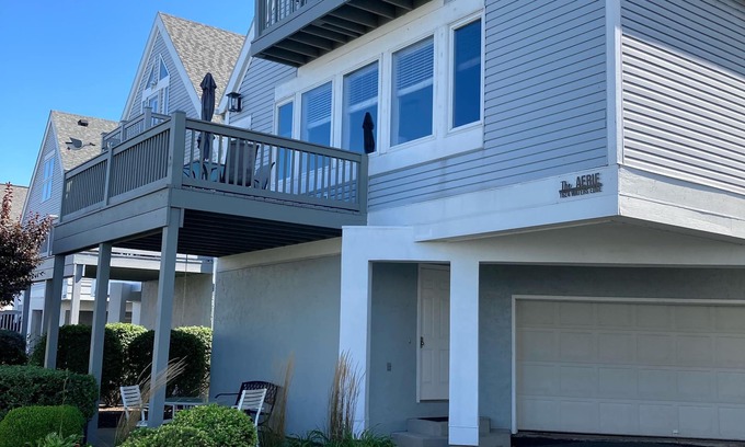 Port Clinton House | Sensational Lakefront Beach House - 4 bed/3 bath w/heated pool and hot tub