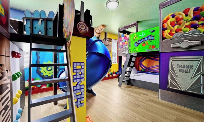 Florida Center House | Sensational Sanctuary | Super unique estate on I-Drive w candy theme RM, theater