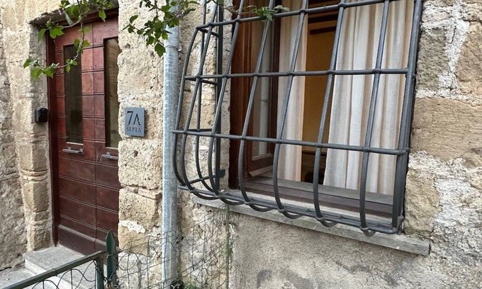 Lake Bracciano House | Septà - Pittoresca Casa Vacanze nel Centro Storico Vista Lago, Piccolo Giardino