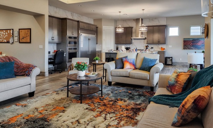 Page House | *SEPT ONLY, 3BED/3.5 BATH* Adventure House+Hot Tub+Yard+Garage+Sleeps 8