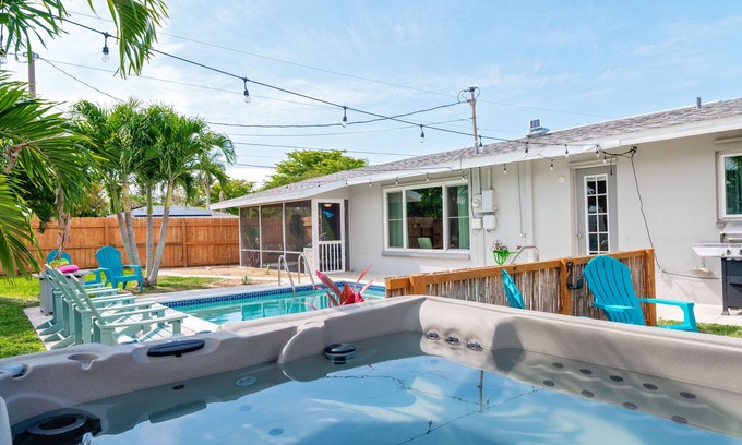 Caloosahatchee House | Sept Sales! Tropical Oasis-Ping Pong+Hot tub+Beach Essentials+5 min to Downtown