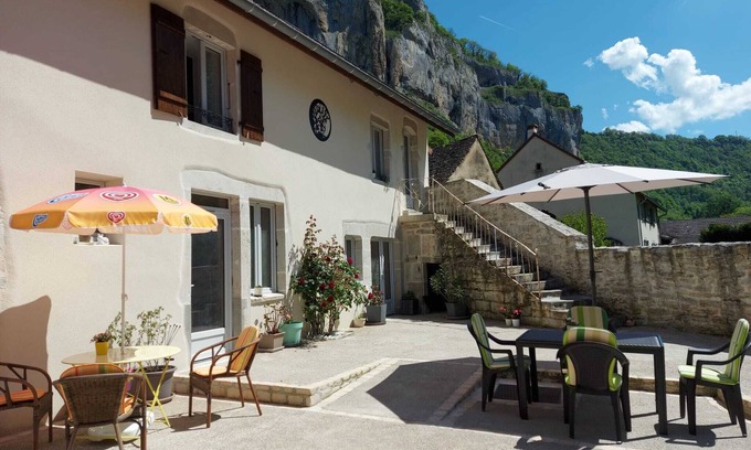 Baume-les-Messieurs Bed & Breakfast | Serene bed & breakfast in Baume-les-Messieurs