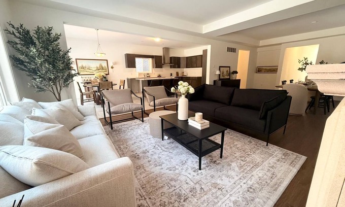 Thorold House | Serene Escape Near Niagara Fallsnby Hunza Royal Stays