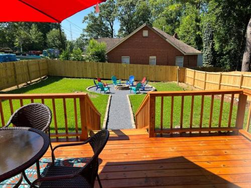 Montgomery House | Serene Getaway with Fast Wi-Fi Deck Fire Pit Roku