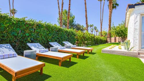 Palm Springs Apartment | Serene home with pool with mountain views