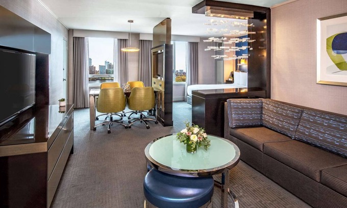 East Cambridge Hotel | Serene Hotel w/Indoor Pool and ArtBar Dining Near Harvard