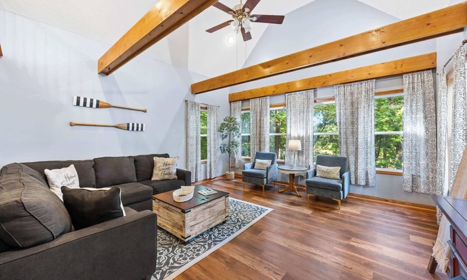 Se Ree House | Serene Lakefront Getaway for the Whole Family!