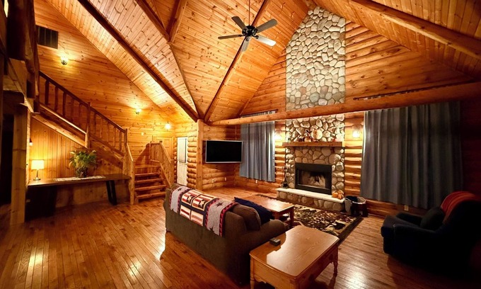 La Porte Cabin | Serene Log Cabin Forest Retreat - Across street from Pumpkin Patch and Orchard!