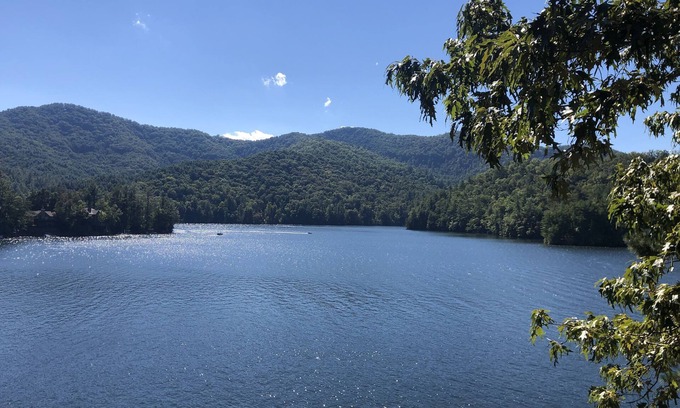Robbinsville House | Serene Luxury on Lake Santeetlah: 4BR/4.5BA Mountain Home. Grills & Kayaks!