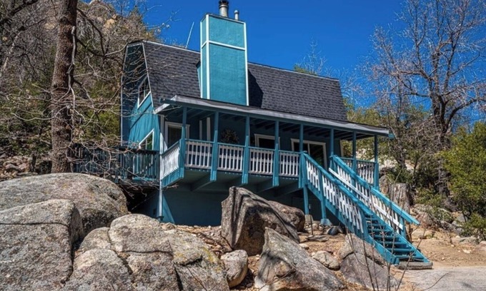 Arrowbear Lake Cabin | Serene Running Springs cabin. A cozy retreat steps to the National Forest