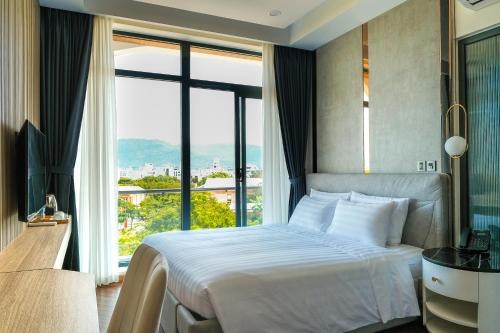 Son Tra Hotel | Serene Sea Hotel Danang - Free Laundry Service