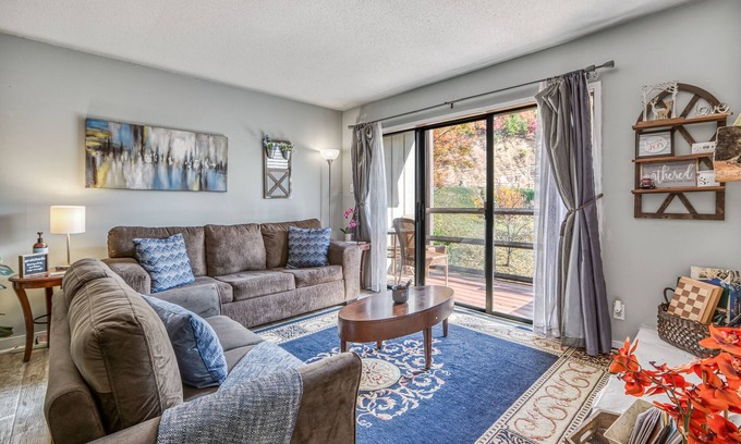 Sevierville Condo | Serene Stay: Family Friendly~Mountain Views~Sevierville