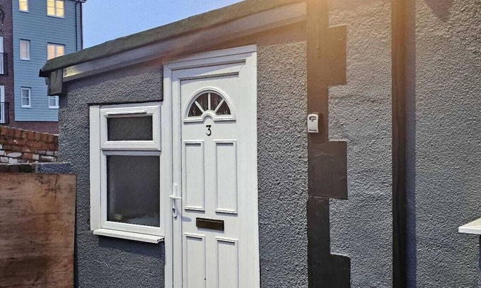 West Bromwich House | Serene Stay with Private Bathroom and Kitchen at West Bromwich