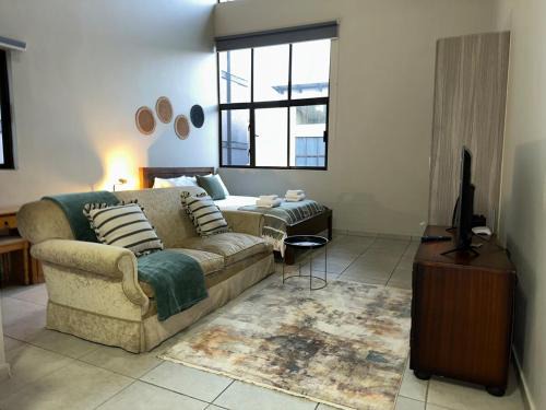 Greater Johannesburg Metropolitan Area Apartment | Serene Studio - Steps away Rosebank Mall