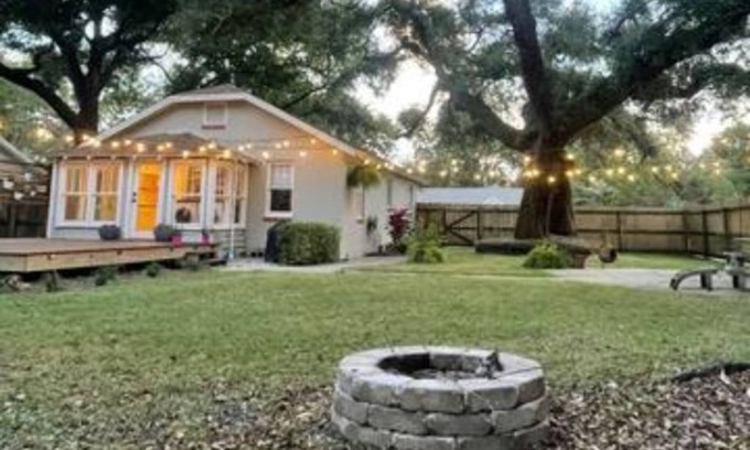East Pensacola Heights House | Serene & Stylish Private Cottage Near Beach, Downtown, and Local Eats. 2bed/1ba