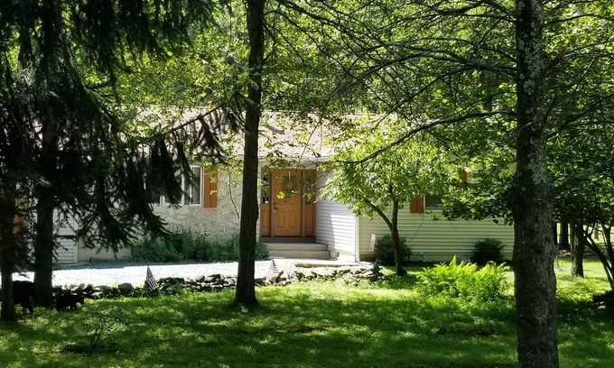 Jim Thorpe Cabin | Serenity & Fun Cozy Pocono Cabin! Family Friendly Beach/Lake/Pool and WIFI