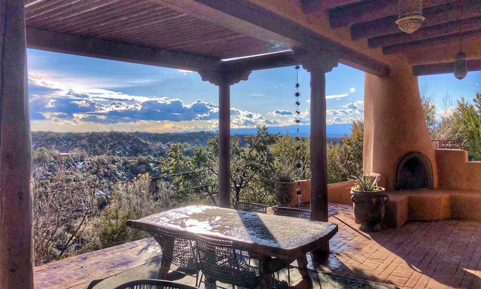 Chupadero House | Serenity Hills- beautiful views,stargazers retreat,15min from SF, close to Opera