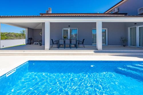 Loborika Villa | Serenity home Villa Tea with heated pyrolysis salt water