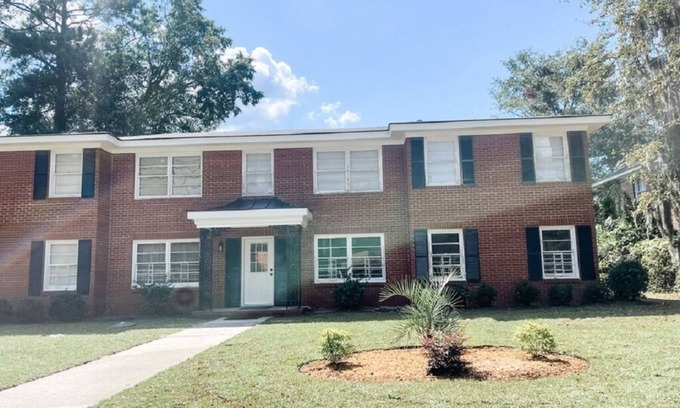 Midtown Apartment | Serenity near Forsyth Park: Timeless 2BR/1BA