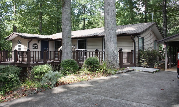Robbinsville House | Serenity on the Lake 3 Bedroom 2 Bath home on Lake Santeetlah