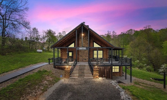 New Plymouth House | Serenity Ridge: Scenic Luxury Log Estate Getaway