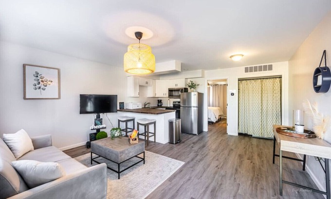 Evansville House | Serenity Suite The Luxe Oasis