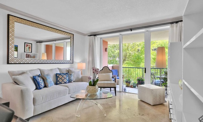 Coconut Grove Apartment | SF Bayshore Charm Free Parking
