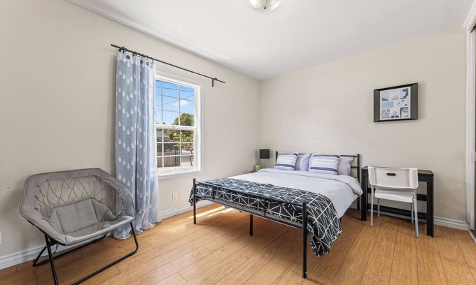 Reseda House | SF Valley Comfort - Front duplex home> Lake Balboa