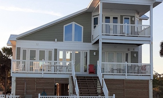Treasure Beach Village House | SGI Beachfront Hm, 4 Bdrm 3 Bath Sleeps 13 prvt beach n pool 40% off 7/26 - 8/2