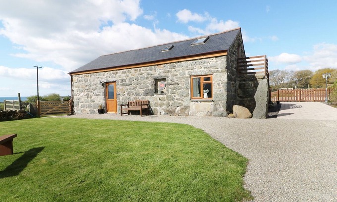Rhyd-y-clafdy Cottage | SGUBOR, pet friendly, luxury holiday cottage, with hot tub in Chwilog