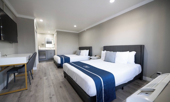 Alhambra Hotel | SGV+DTLA Omeo Suites Quadruple Room