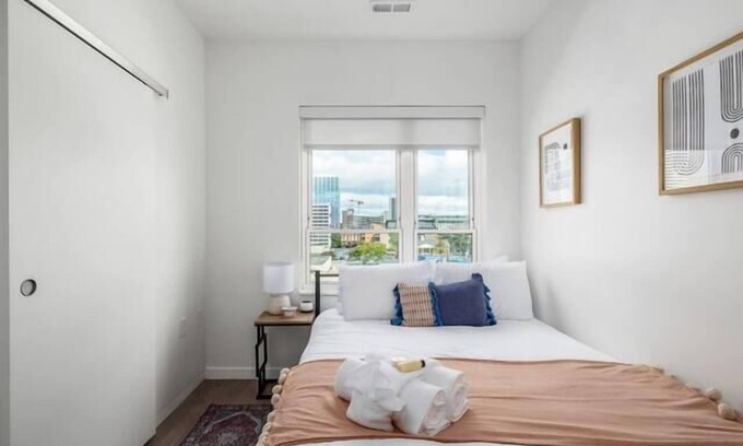 German Village Apartment | Shades of Blue Elegant Suite l Free Parking + Gym