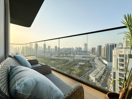 Jumeirah Village Circle Apartment | Shadow Lounge Suites Work Station & Dubai Skyline Views