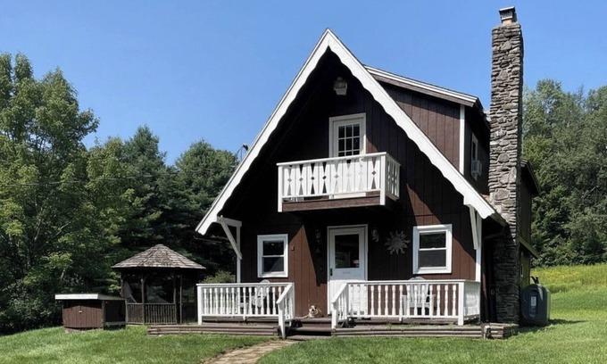 Livingston Manor House | Shady Fox Farm - Cozy Cabin in the Heart of the Catskills.