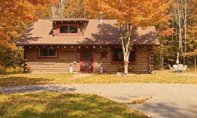 Sault Ste. Marie Cabin | Shaky Jack’s Cabin - Secluded log cabin close to lovely Sault Ste. Marie