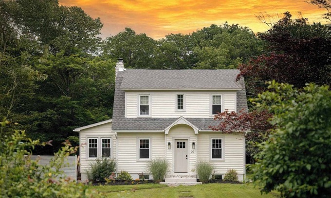 Livingston Manor House | Shandelee Brook House: Hot Tub Serenity | Peaceful Surroundings | 5 Mins to Livi