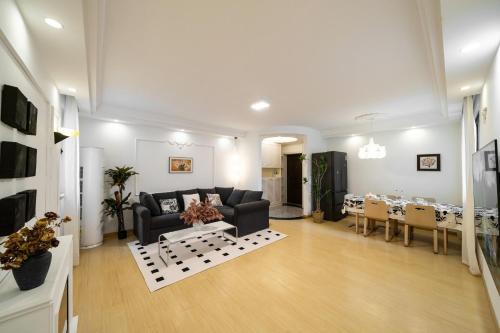 Downtown Shanghai Apartment | Shanghai Fatty Homestay - Jiafa Building near West Nanjing Road subway and People Square