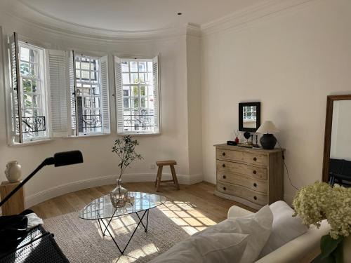 Huaihai Road Commercial Area Apartment | Shanghai Hills & Art Suite 18 - Near Line 1 & 7 Changshu Road Metro