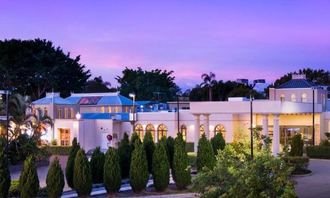 Wynnum West Hotel | Shangri-La Gardens