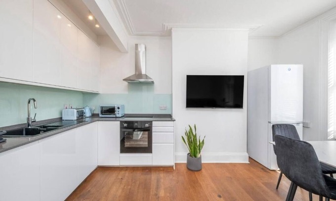 Elephant and Castle Apartment | Shard View on Patio! 4 BedRoom Premium Flat in Cen