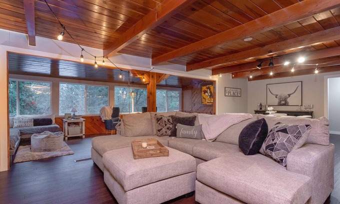 Lakehead House | Shasta Lake Sugarhouse with Guest House!