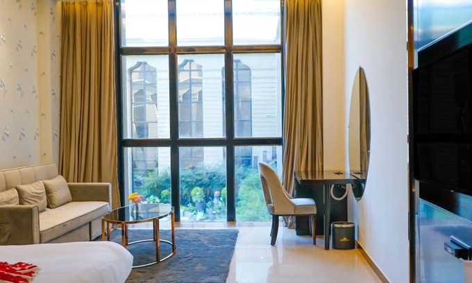 Jabalpur Hotel | Shawn Elizey