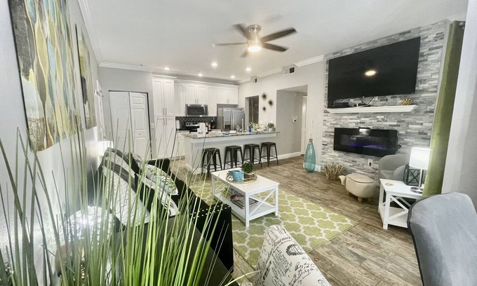 Seminole Condo | SHEEK & GLAM VACATION BEACH CONDO!🌞 HEATED POOL,GYM, TENNIS, 1st FLOOR CONDO