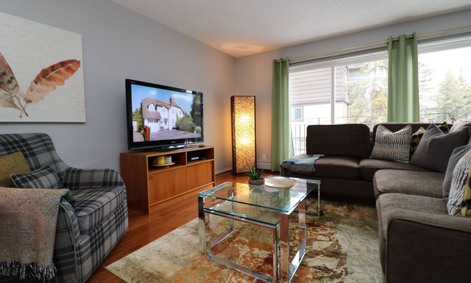 Southwest Calgary House | Sheer Perfection by MRU & RGH, 7 min to Downtown! BL#247080