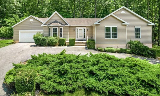 Luray House | Shenandoah NP 3BR Modern Retreat, Mins to Caverns