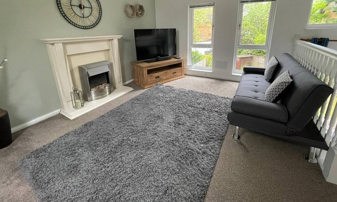Knowle Sands House | Shenley House with Garden, Free Parking & Smart TV with Netflix by Yoko Property
