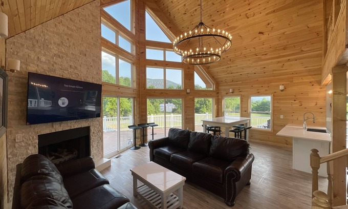 Luray Ski Chalet | Shenondoah Apex -Luxury Cabin Swimming Pool & Spa - Pool Open!
